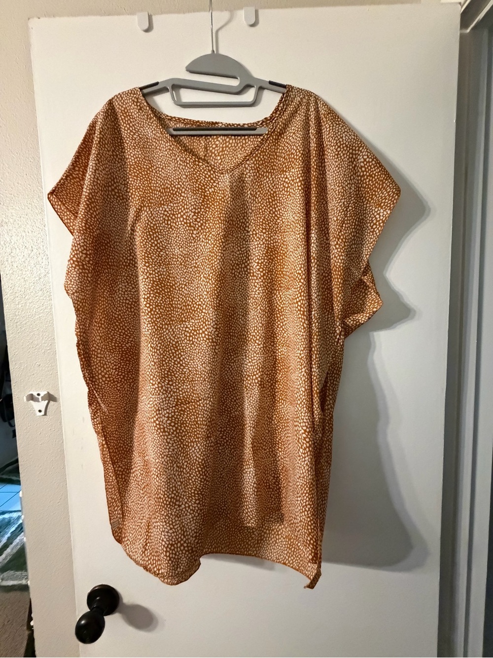 Relaxed V-Neck Dot Print Tunic in Warm Brown